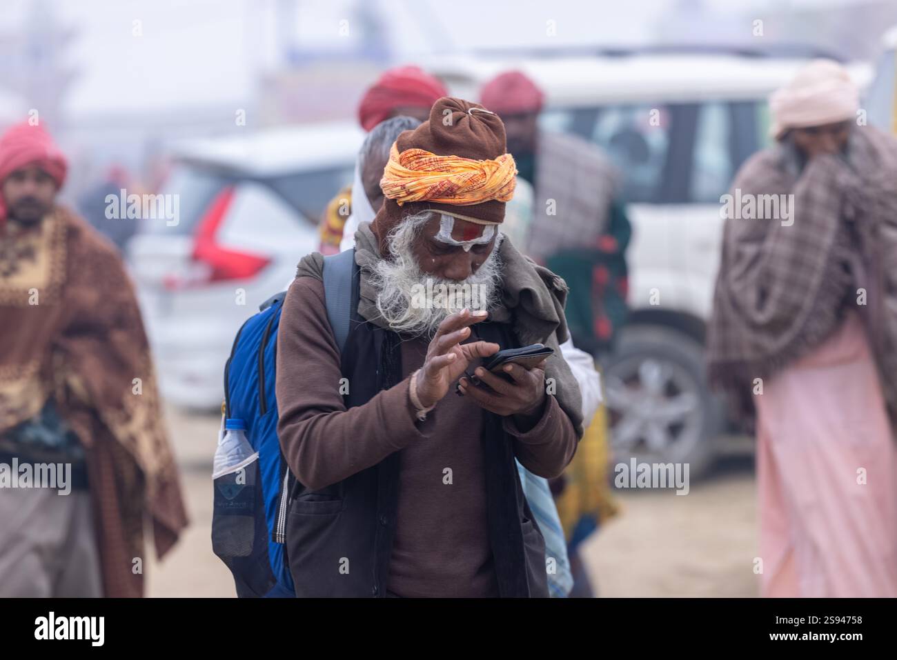 Mahakumbh, groupe de sadhu saints et de dévots marchant vers le fleuve ganga à sangam pour prendre le bain sacré pendant le sankranti makar à mahakumbh. Banque D'Images