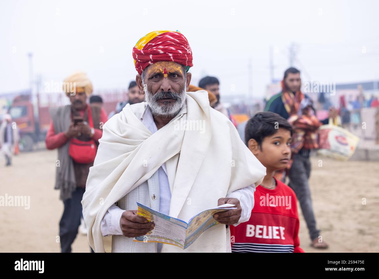 Mahakumbh, groupe de sadhu saints et de dévots marchant vers le fleuve ganga à sangam pour prendre le bain sacré pendant le sankranti makar à mahakumbh. Banque D'Images