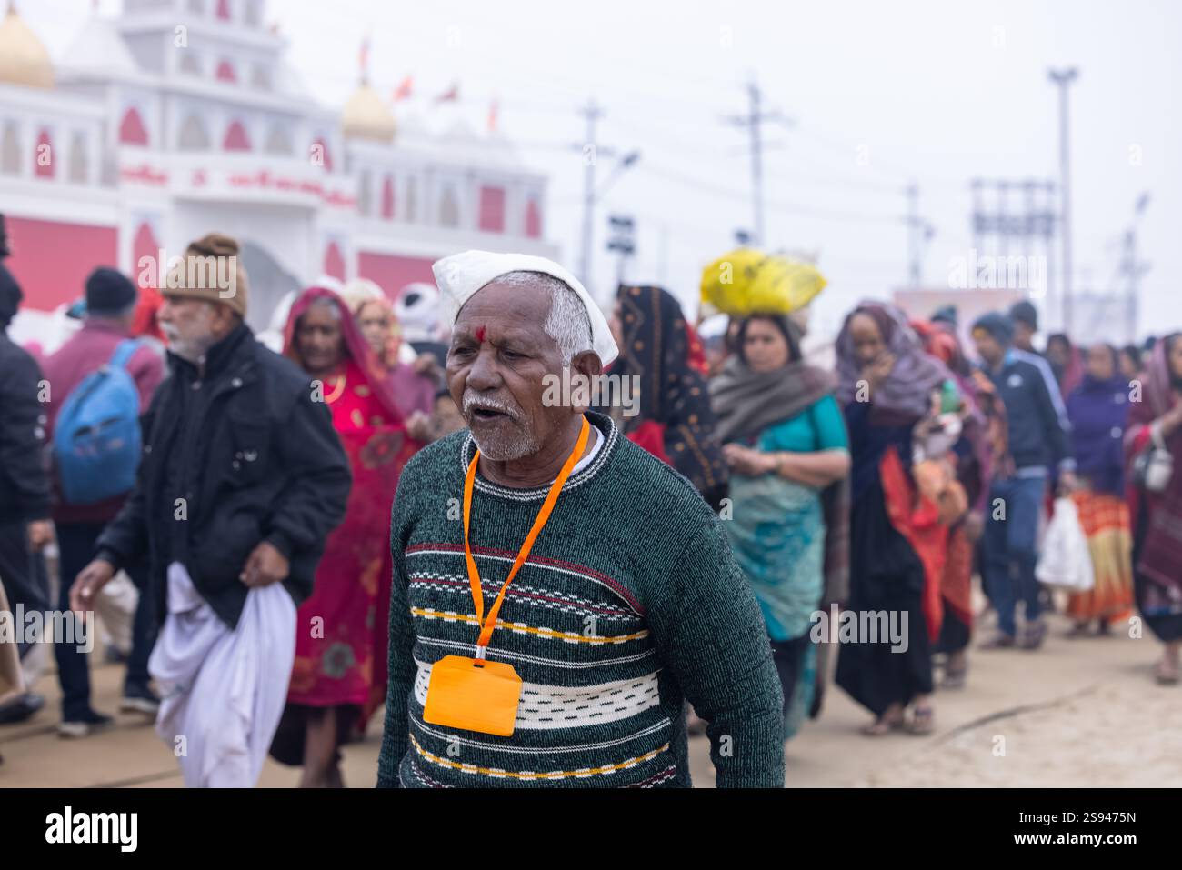 Mahakumbh, groupe de sadhu saints et de dévots marchant vers le fleuve ganga à sangam pour prendre le bain sacré pendant le sankranti makar à mahakumbh. Banque D'Images