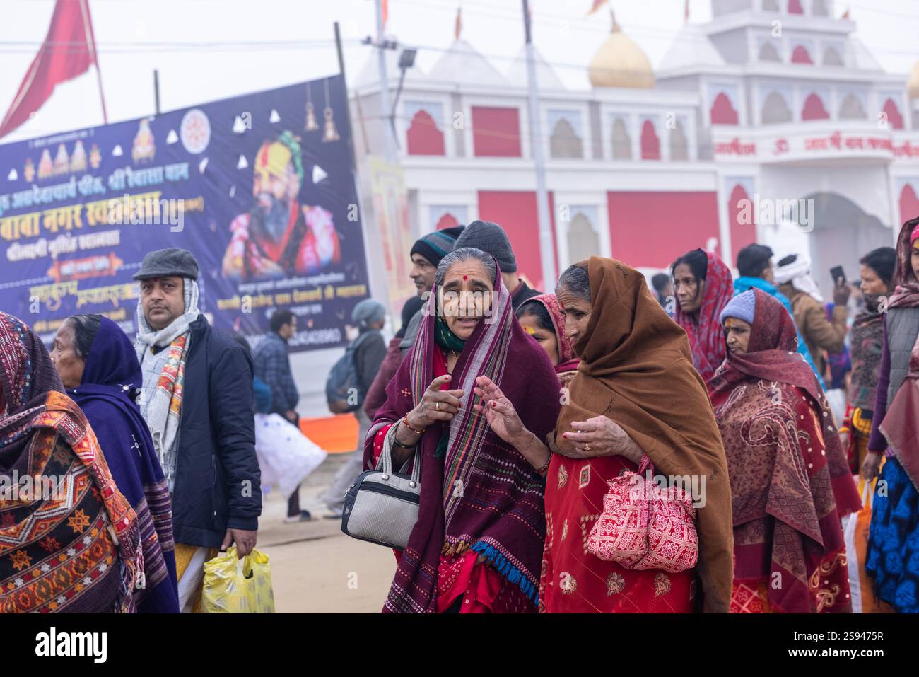 Mahakumbh, groupe de sadhu saints et de dévots marchant vers le fleuve ganga à sangam pour prendre le bain sacré pendant le sankranti makar à mahakumbh. Banque D'Images