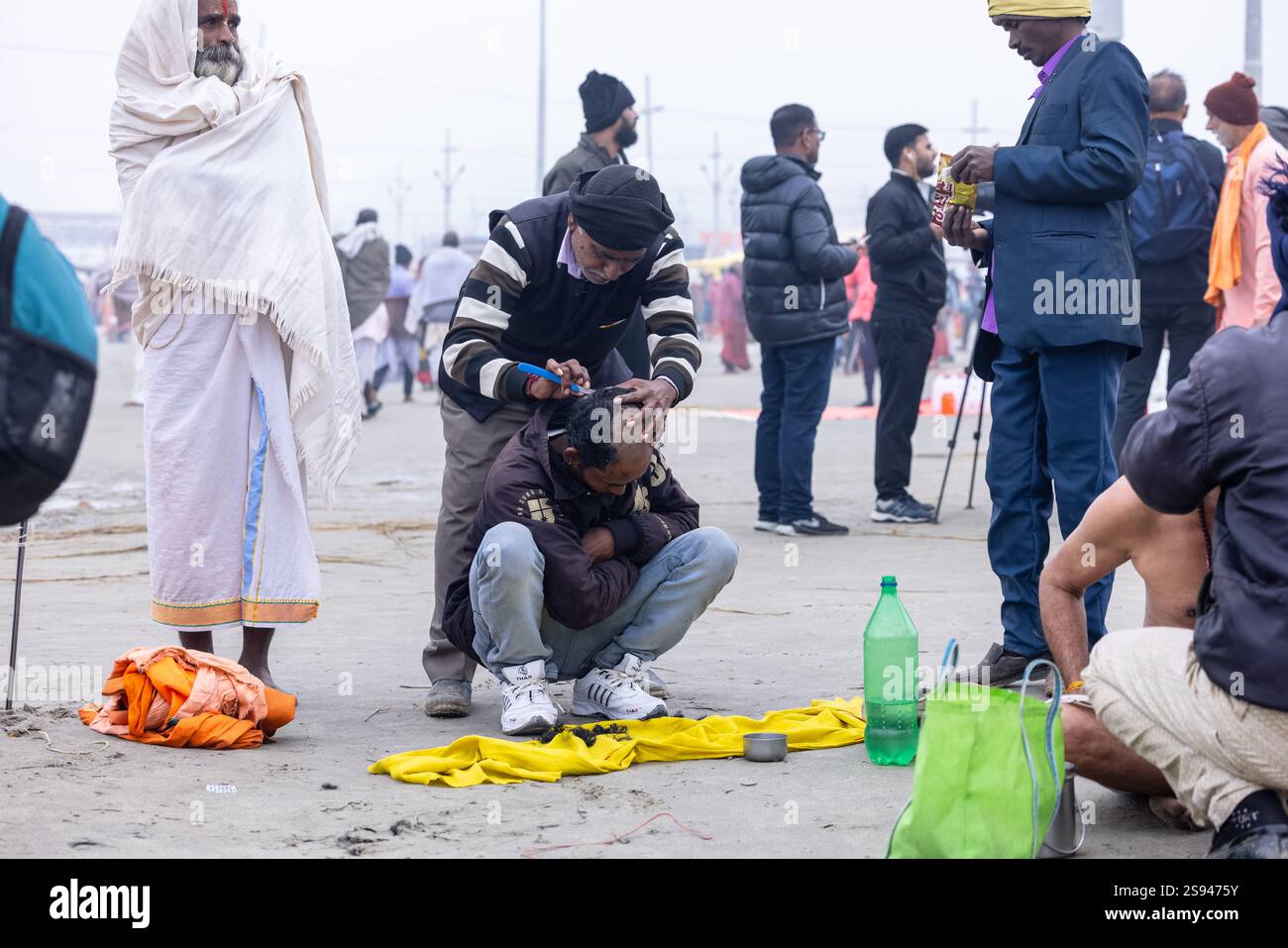 Mahakumbh, groupe de sadhu saints et de dévots marchant vers le fleuve ganga à sangam pour prendre le bain sacré pendant le sankranti makar à mahakumbh. Banque D'Images