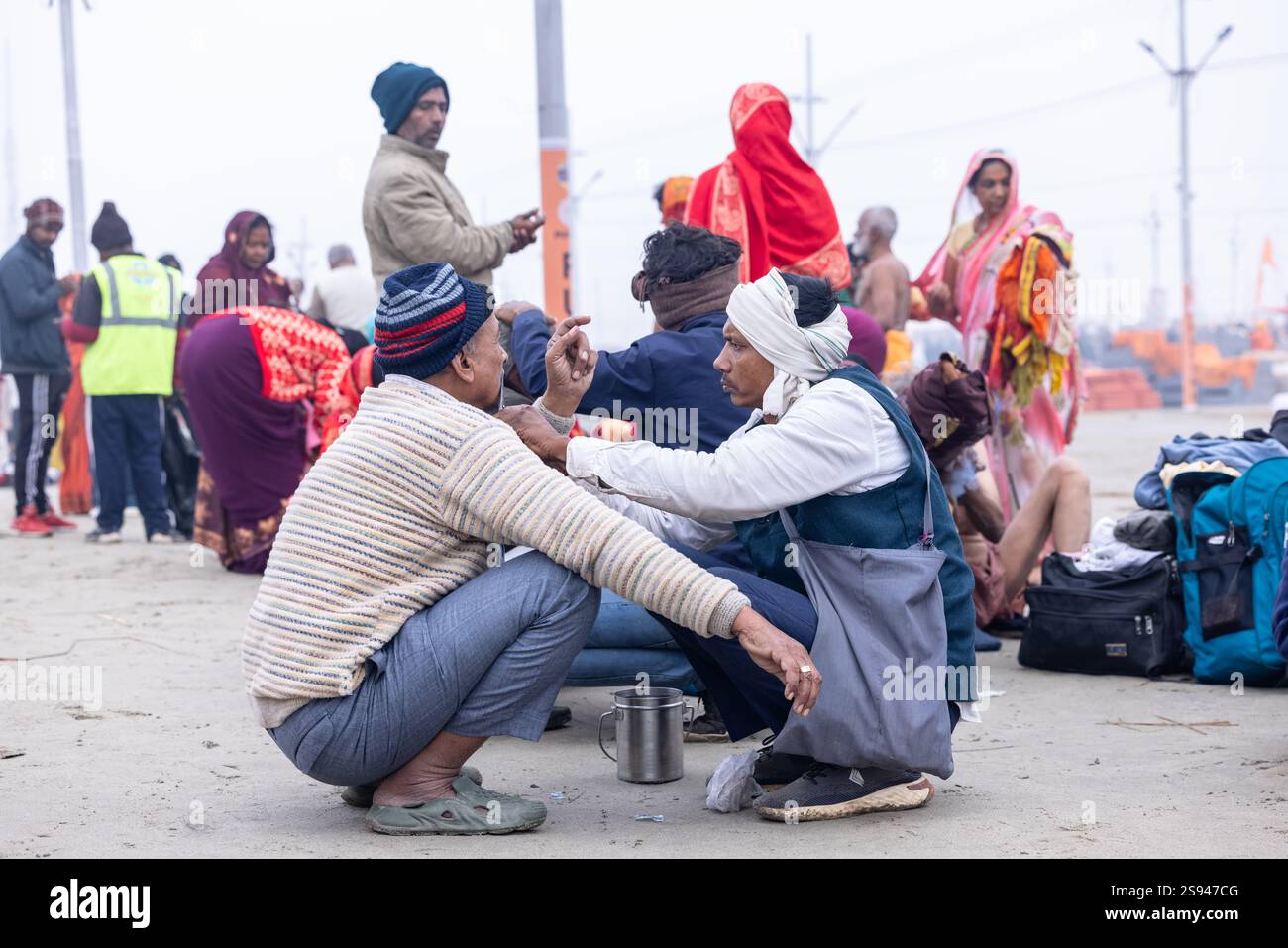 Mahakumbh, groupe de sadhu saints et de dévots marchant vers le fleuve ganga à sangam pour prendre le bain sacré pendant le sankranti makar à mahakumbh. Banque D'Images