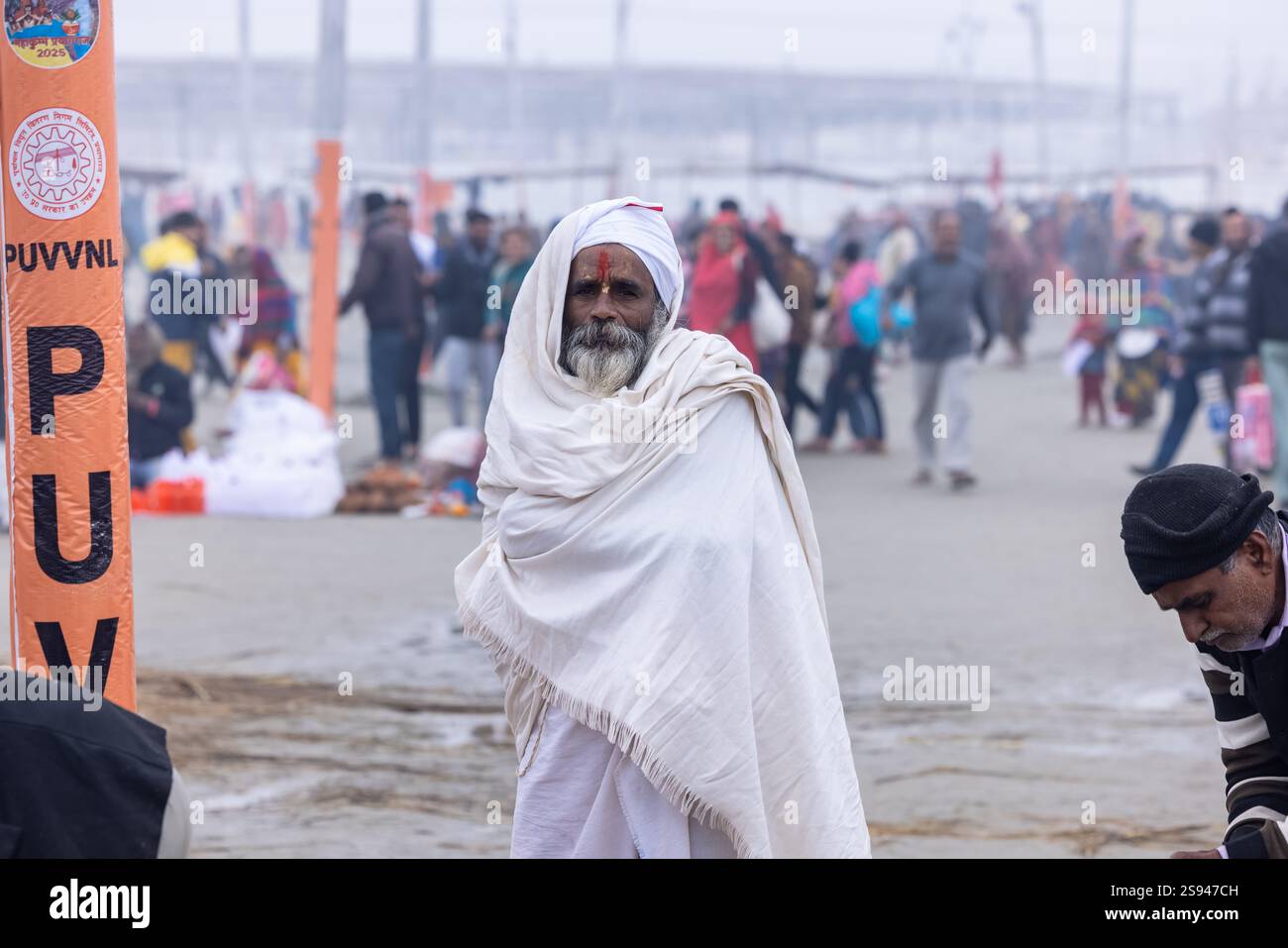Mahakumbh, groupe de sadhu saints et de dévots marchant vers le fleuve ganga à sangam pour prendre le bain sacré pendant le sankranti makar à mahakumbh. Banque D'Images
