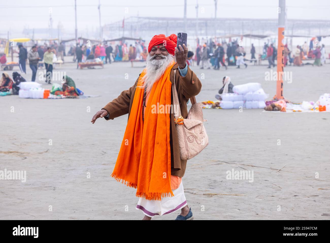 Mahakumbh, groupe de sadhu saints et de dévots marchant vers le fleuve ganga à sangam pour prendre le bain sacré pendant le sankranti makar à mahakumbh. Banque D'Images
