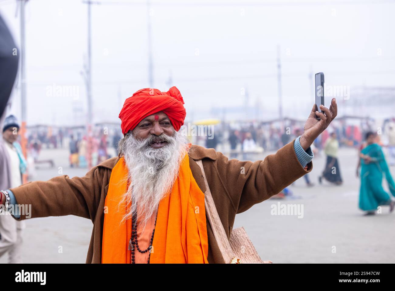 Mahakumbh, groupe de sadhu saints et de dévots marchant vers le fleuve ganga à sangam pour prendre le bain sacré pendant le sankranti makar à mahakumbh. Banque D'Images