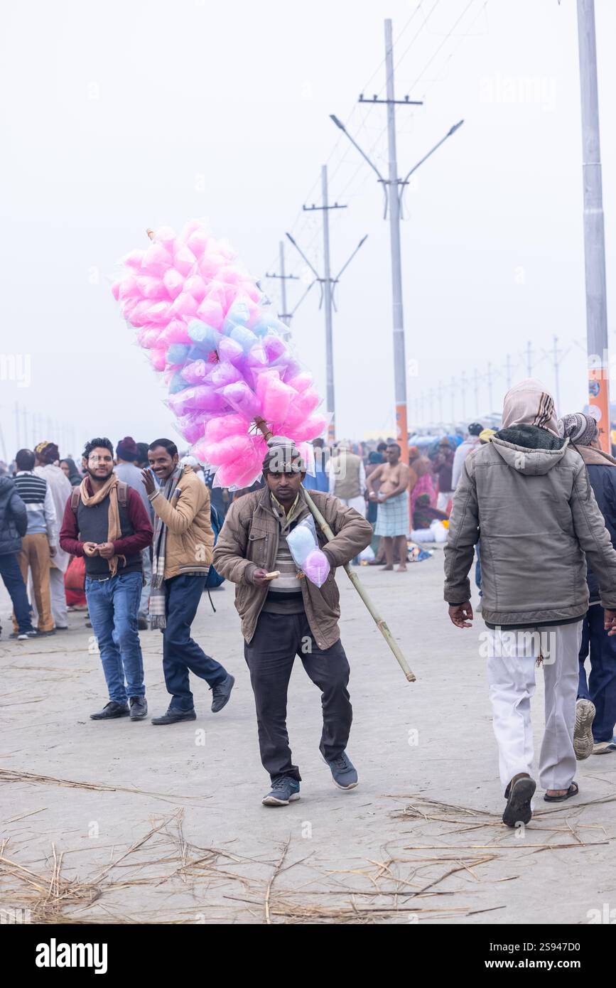 Mahakumbh, groupe de sadhu saints et de dévots marchant vers le fleuve ganga à sangam pour prendre le bain sacré pendant le sankranti makar à mahakumbh. Banque D'Images