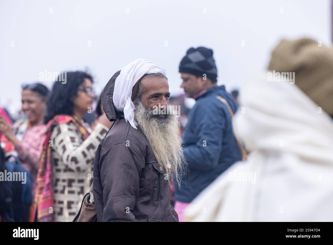 Mahakumbh, groupe de sadhu saints et de dévots marchant vers le fleuve ganga à sangam pour prendre le bain sacré pendant le sankranti makar à mahakumbh. Banque D'Images