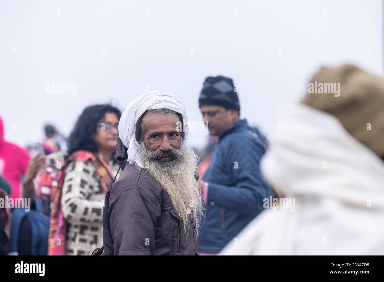 Mahakumbh, groupe de sadhu saints et de dévots marchant vers le fleuve ganga à sangam pour prendre le bain sacré pendant le sankranti makar à mahakumbh. Banque D'Images
