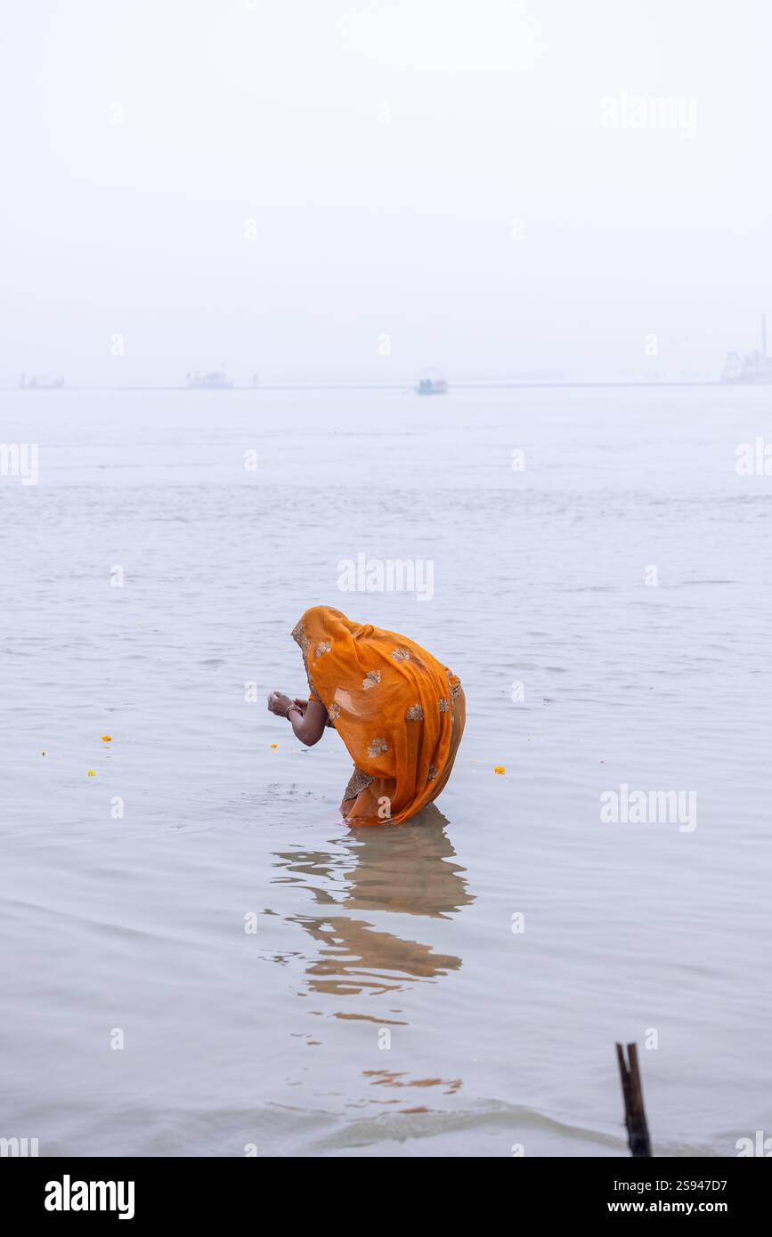 Mahakumbh, groupe de sadhu saints et de dévots marchant vers le fleuve ganga à sangam pour prendre le bain sacré pendant le sankranti makar à mahakumbh. Banque D'Images