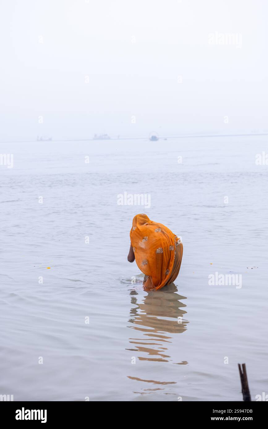 Mahakumbh, groupe de sadhu saints et de dévots marchant vers le fleuve ganga à sangam pour prendre le bain sacré pendant le sankranti makar à mahakumbh. Banque D'Images