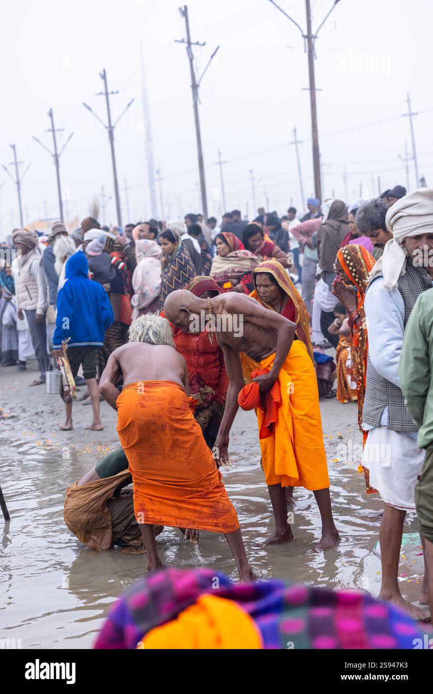 Mahakumbh, groupe de sadhu saints et de dévots marchant vers le fleuve ganga à sangam pour prendre le bain sacré pendant le sankranti makar à mahakumbh. Banque D'Images