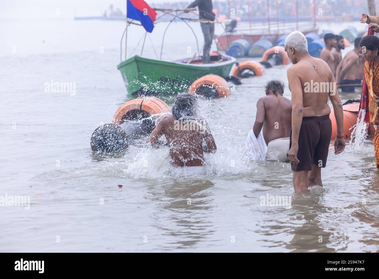 Mahakumbh, groupe de sadhu saints et de dévots marchant vers le fleuve ganga à sangam pour prendre le bain sacré pendant le sankranti makar à mahakumbh. Banque D'Images