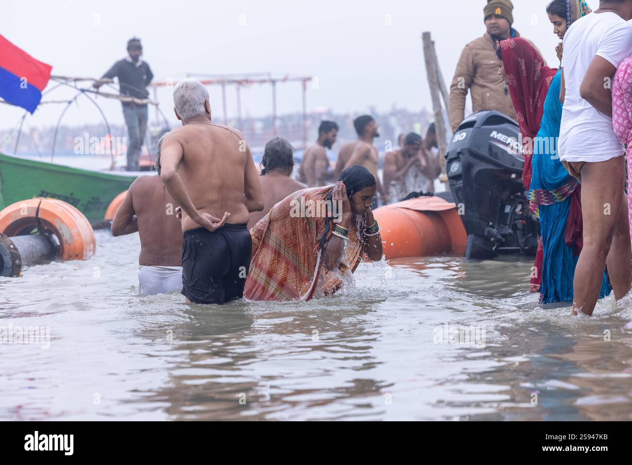 Mahakumbh, groupe de sadhu saints et de dévots marchant vers le fleuve ganga à sangam pour prendre le bain sacré pendant le sankranti makar à mahakumbh. Banque D'Images