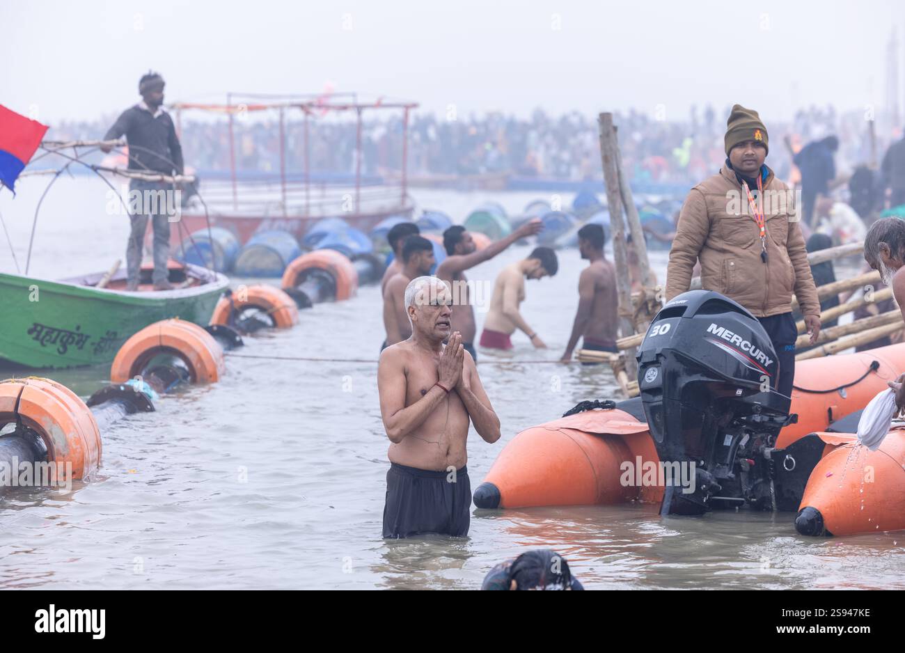 Mahakumbh, groupe de sadhu saints et de dévots marchant vers le fleuve ganga à sangam pour prendre le bain sacré pendant le sankranti makar à mahakumbh. Banque D'Images