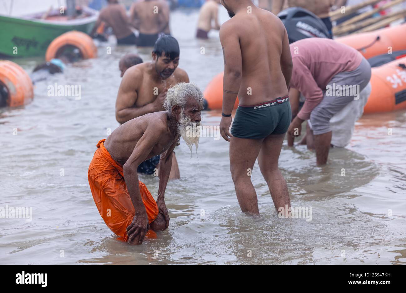 Mahakumbh, groupe de sadhu saints et de dévots marchant vers le fleuve ganga à sangam pour prendre le bain sacré pendant le sankranti makar à mahakumbh. Banque D'Images