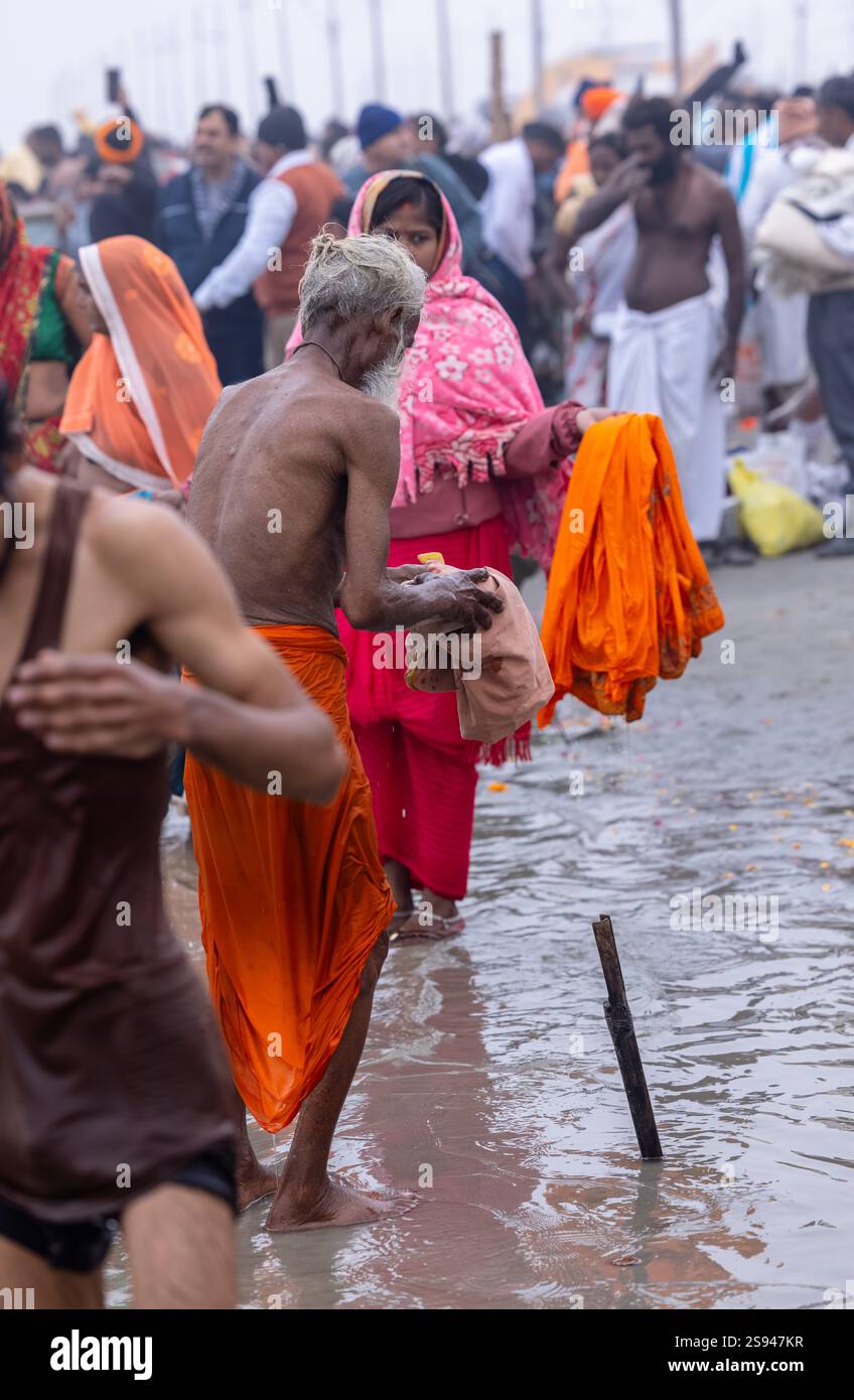 Mahakumbh, groupe de sadhu saints et de dévots marchant vers le fleuve ganga à sangam pour prendre le bain sacré pendant le sankranti makar à mahakumbh. Banque D'Images