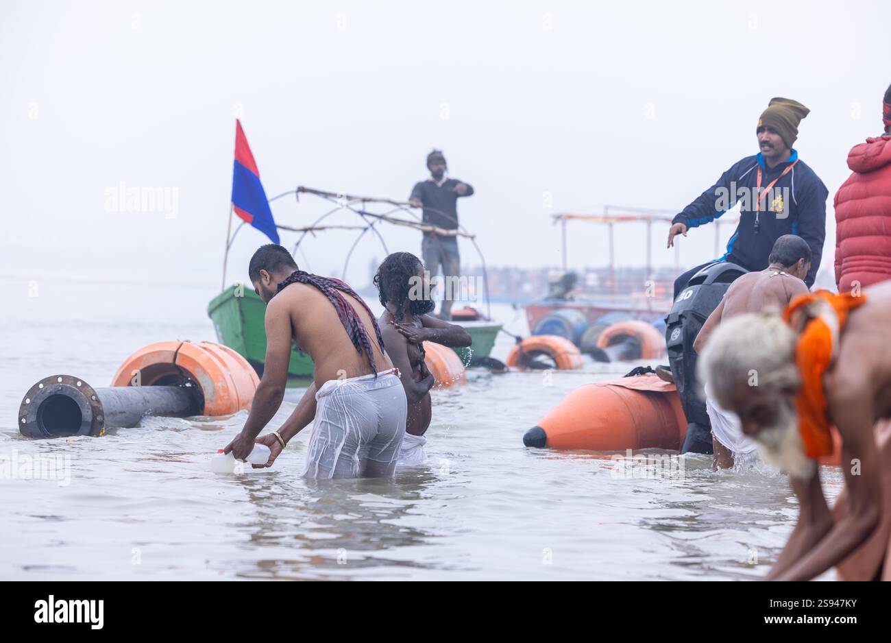 Mahakumbh, groupe de sadhu saints et de dévots marchant vers le fleuve ganga à sangam pour prendre le bain sacré pendant le sankranti makar à mahakumbh. Banque D'Images