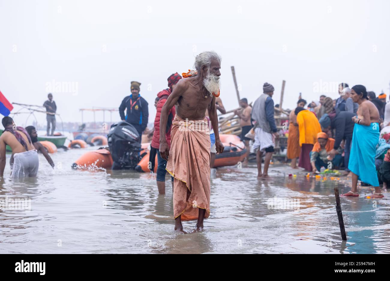 Mahakumbh, groupe de sadhu saints et de dévots marchant vers le fleuve ganga à sangam pour prendre le bain sacré pendant le sankranti makar à mahakumbh. Banque D'Images