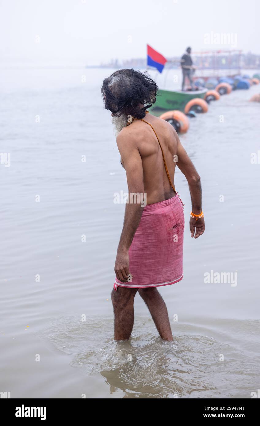Mahakumbh, groupe de sadhu saints et de dévots marchant vers le fleuve ganga à sangam pour prendre le bain sacré pendant le sankranti makar à mahakumbh. Banque D'Images