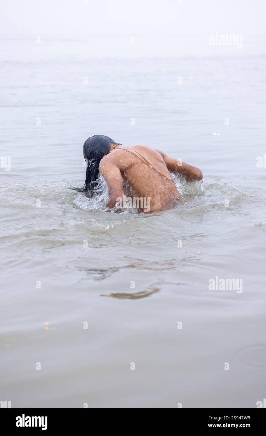 Mahakumbh, groupe de sadhu saints et de dévots marchant vers le fleuve ganga à sangam pour prendre le bain sacré pendant le sankranti makar à mahakumbh. Banque D'Images
