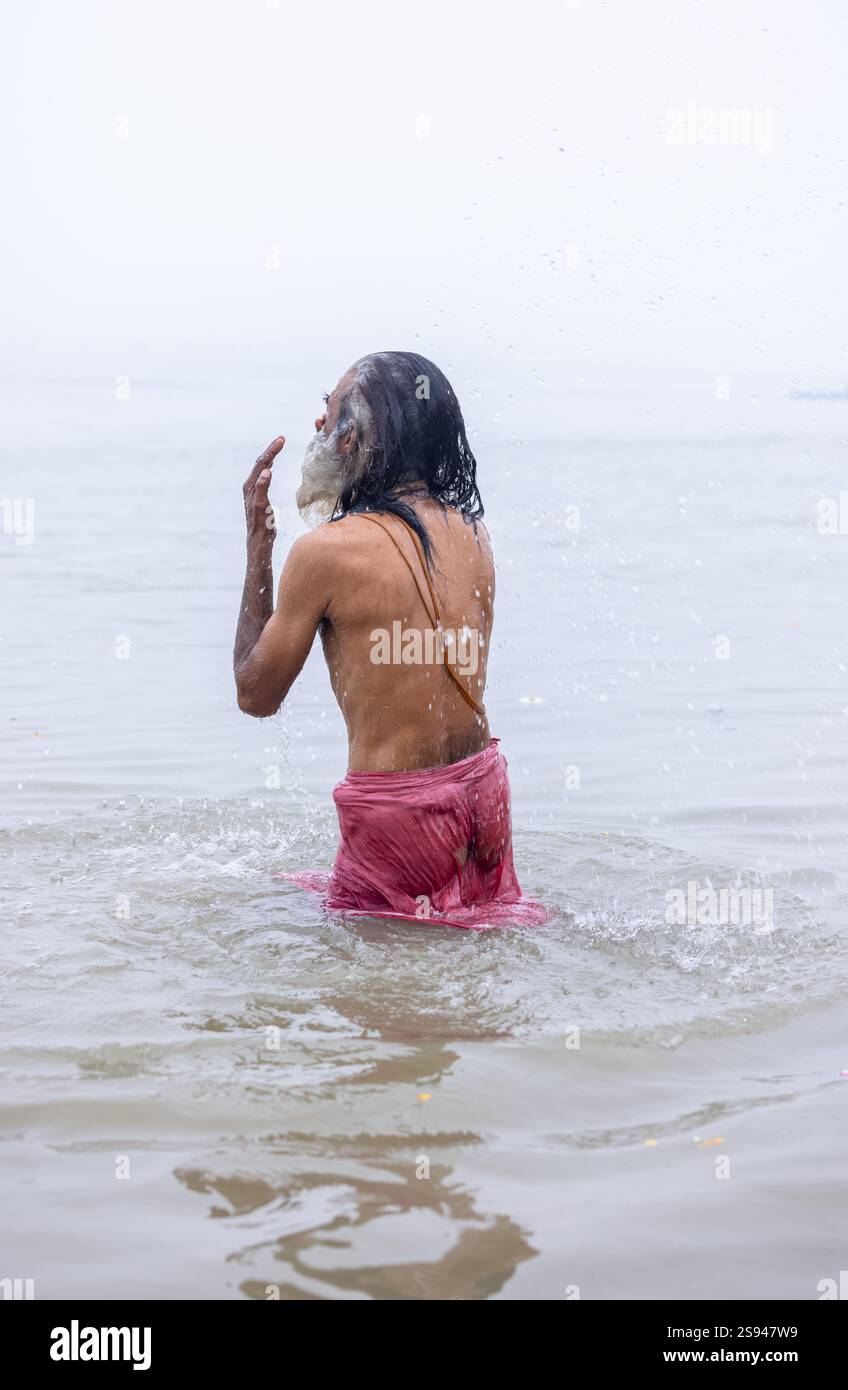Mahakumbh, groupe de sadhu saints et de dévots marchant vers le fleuve ganga à sangam pour prendre le bain sacré pendant le sankranti makar à mahakumbh. Banque D'Images