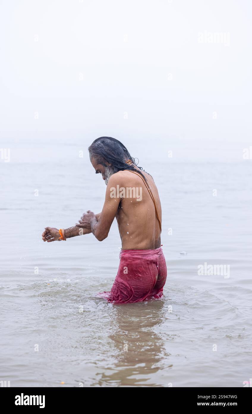Mahakumbh, groupe de sadhu saints et de dévots marchant vers le fleuve ganga à sangam pour prendre le bain sacré pendant le sankranti makar à mahakumbh. Banque D'Images