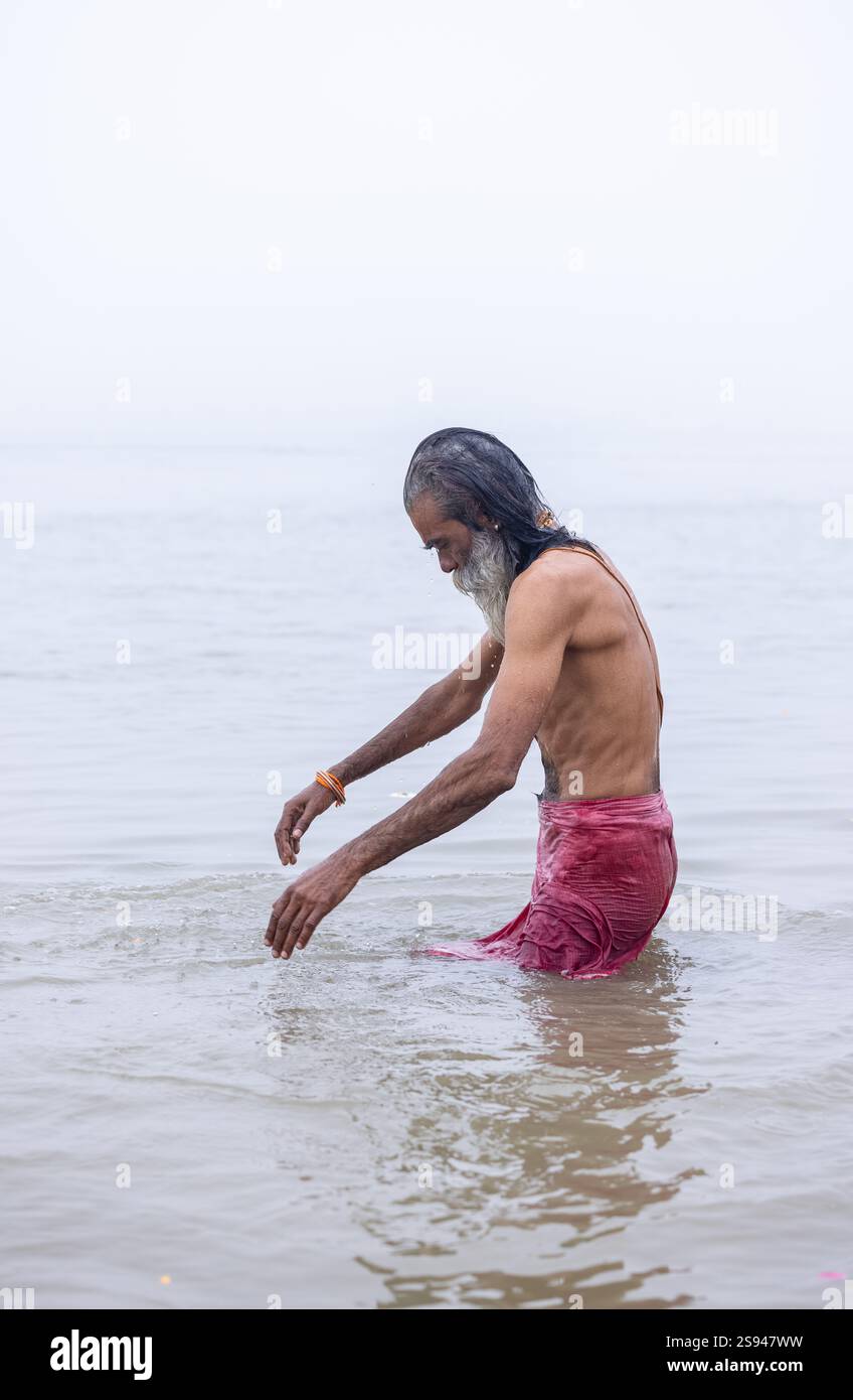 Mahakumbh, groupe de sadhu saints et de dévots marchant vers le fleuve ganga à sangam pour prendre le bain sacré pendant le sankranti makar à mahakumbh. Banque D'Images