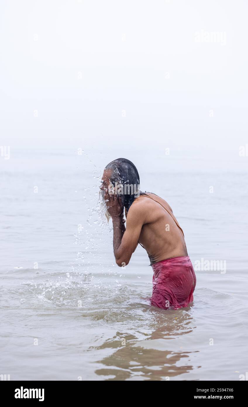 Mahakumbh, groupe de sadhu saints et de dévots marchant vers le fleuve ganga à sangam pour prendre le bain sacré pendant le sankranti makar à mahakumbh. Banque D'Images