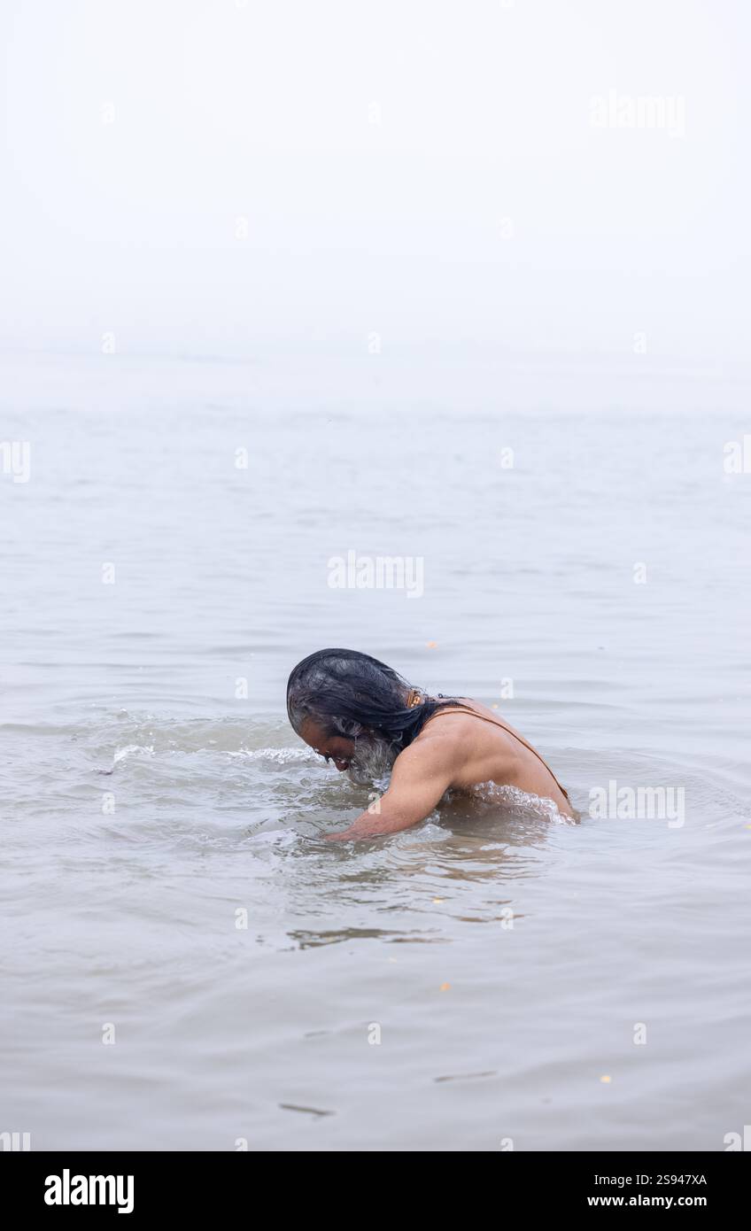Mahakumbh, groupe de sadhu saints et de dévots marchant vers le fleuve ganga à sangam pour prendre le bain sacré pendant le sankranti makar à mahakumbh. Banque D'Images