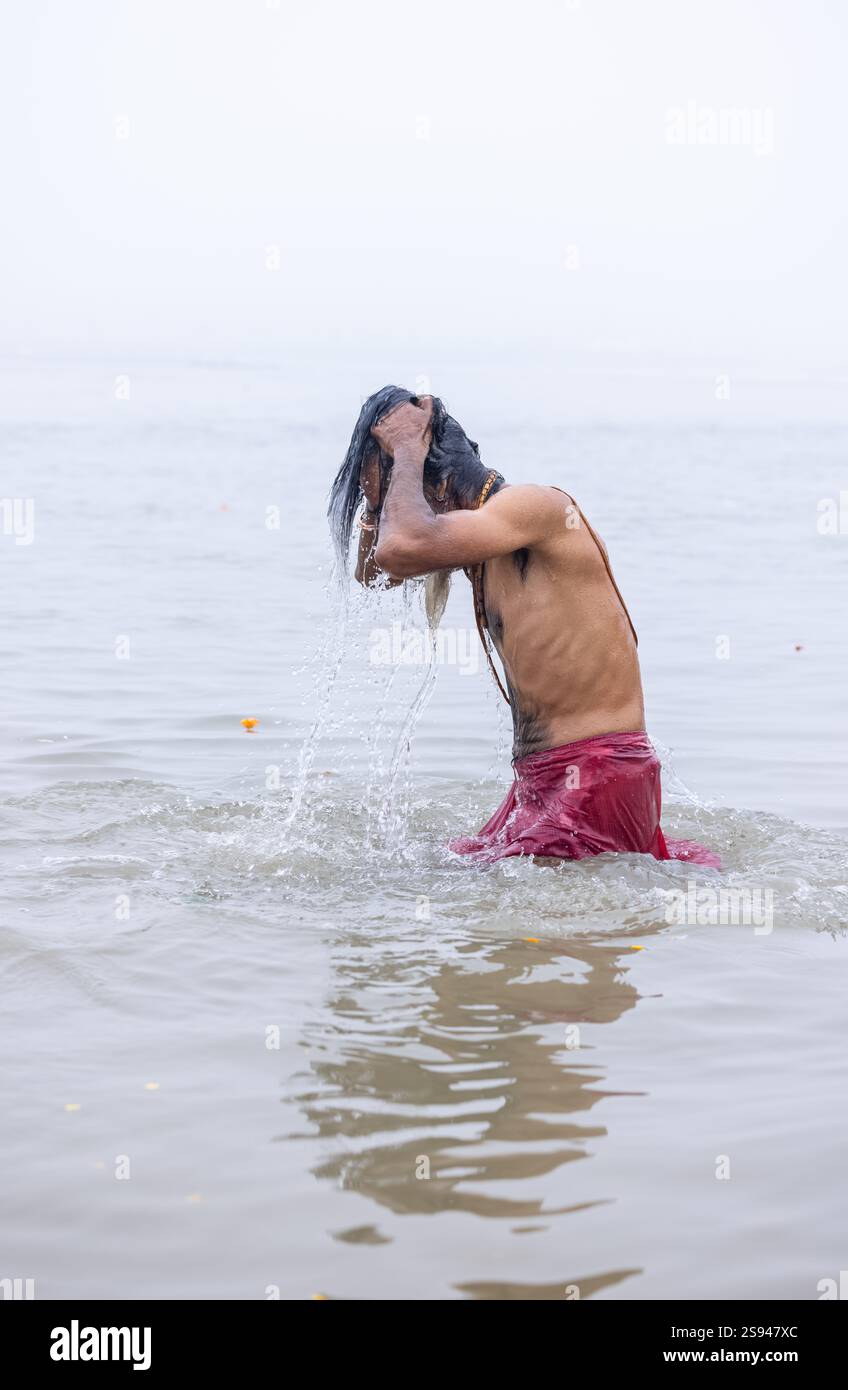 Mahakumbh, groupe de sadhu saints et de dévots marchant vers le fleuve ganga à sangam pour prendre le bain sacré pendant le sankranti makar à mahakumbh. Banque D'Images