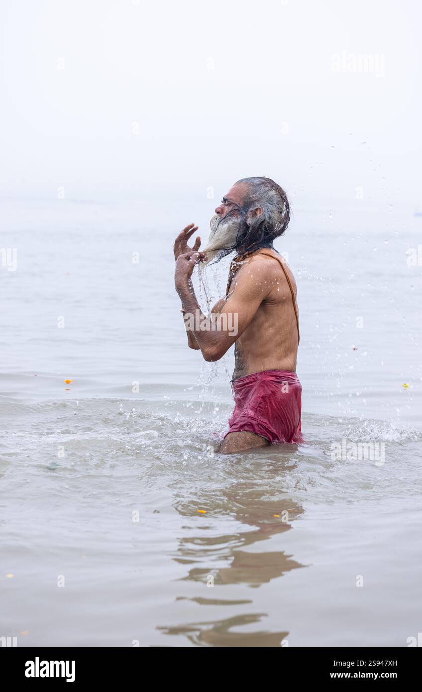 Mahakumbh, groupe de sadhu saints et de dévots marchant vers le fleuve ganga à sangam pour prendre le bain sacré pendant le sankranti makar à mahakumbh. Banque D'Images
