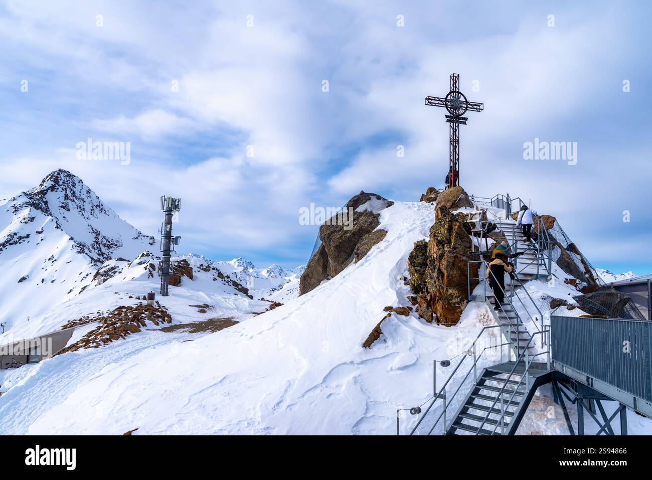 Paysage hivernal sur le Gaislochkogel avec croix sommitale. Station de ski de Sölden, Ötztal, Autriche Banque D'Images