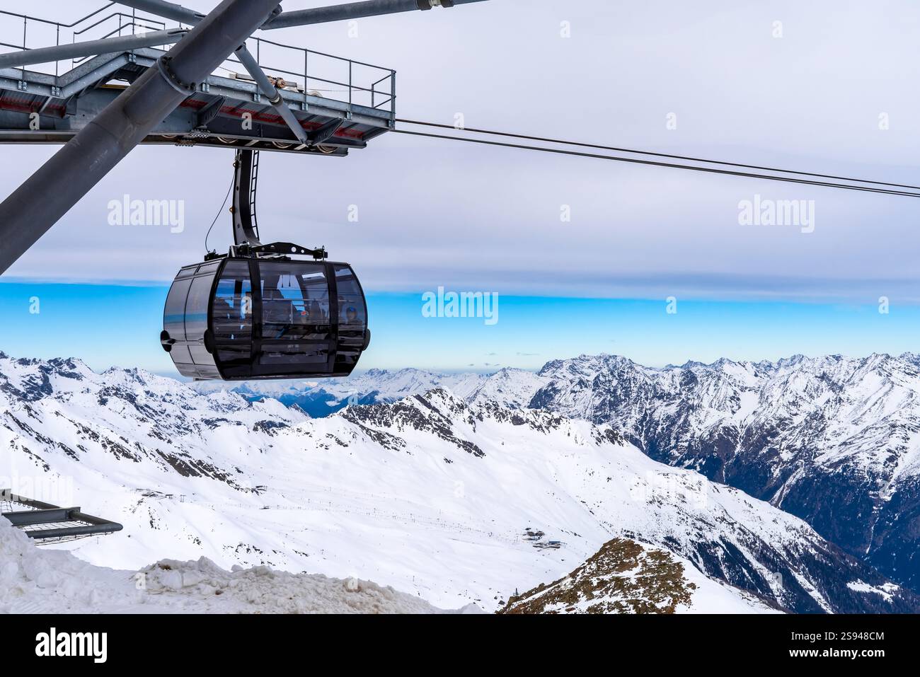Paysage d'hiver sur le Gaislachkogel avec arrivée du téléphérique. Station de ski de Sölden, Ötztal, Autriche Banque D'Images