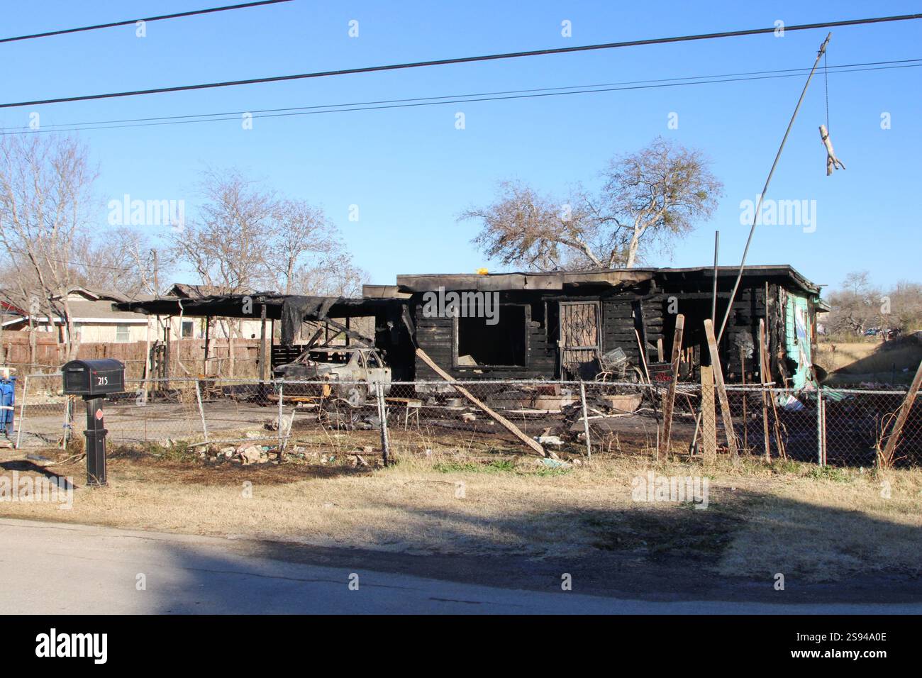 Les restes carbonisés de la maison de Jonathan Joss à San Antonio, Texas, États-Unis, le 24 janvier 2025. Dans l'après-midi du 23 janvier 2025, le feu a consumé toute la maison. Selon les médias locaux, ses deux chiens ont également péri dans l'incendie. Joss est surtout connu pour être la voix du personnage de dessin animé John Redcorn dans l'émission de télévision 'King of the Hill'. (Photo de Carlos Kosienski/Sipa USA) Banque D'Images