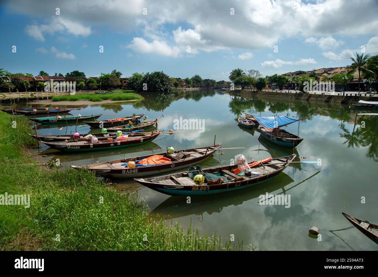Bateaux lanternes amarrés dans la rivière Thu bon à hoi an vietnam attendant les croisières fluviales touristiques éclairées par la lanterne du soir Banque D'Images