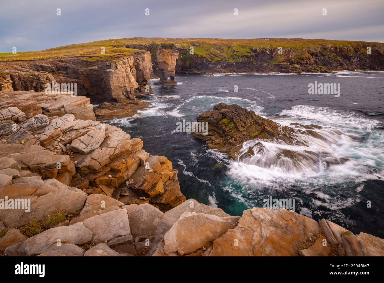 Le château de Yesnaby est une pile de mer dans le backgrounde à Yesnaby, Orcades, Écosse Banque D'Images