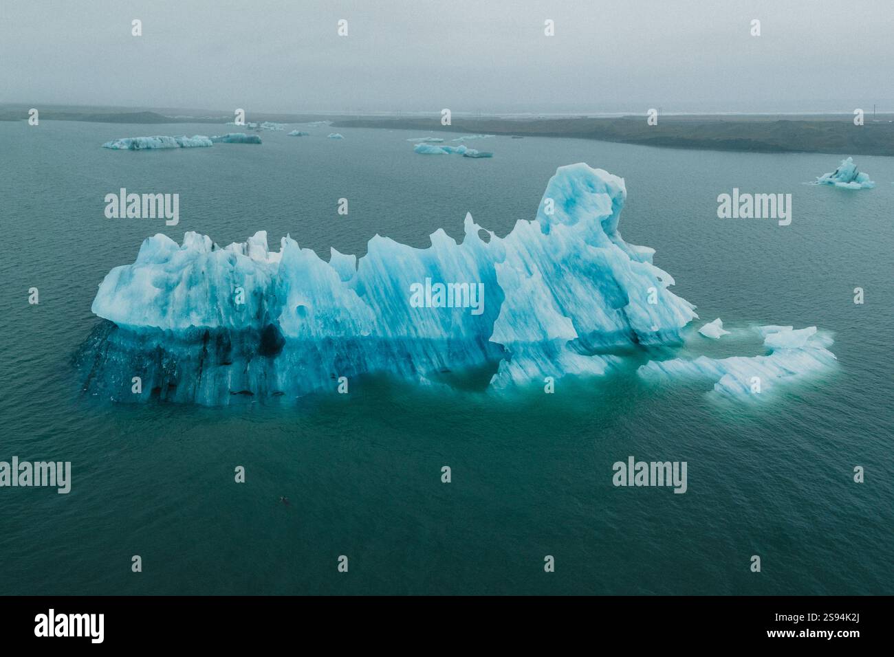 Icebergs bleus flottants dans les eaux calmes de la lagune glaciaire de Jokulsarlon, Islande. Banque D'Images