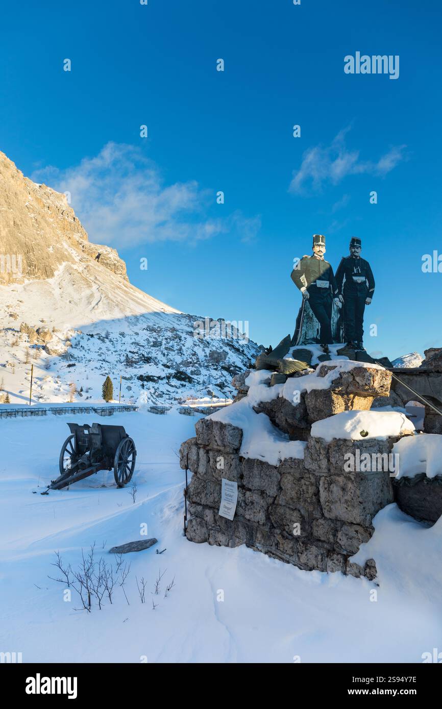 Canon militaire de la première Guerre mondiale et figures de soldats autrichiens près du Musée du Fort de Tre Sassi - col de Valparola, Dolomites, Italie Banque D'Images