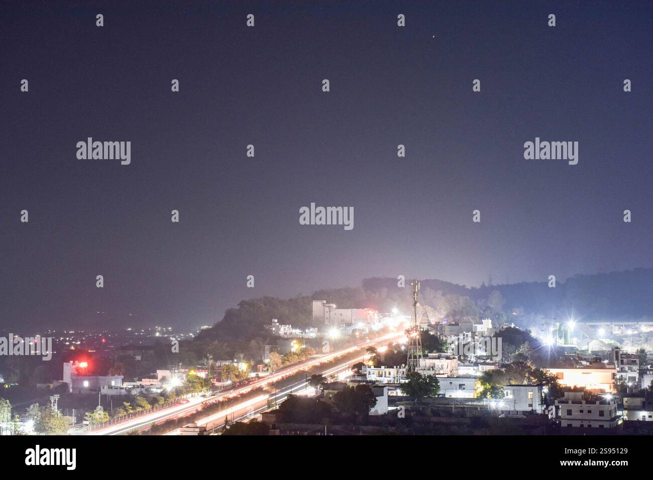 24 janvier 2025, Jammu, Jammu-et-Cachemire, Inde : une photo longue exposition des véhicules se déplaçant le long de la route nationale Cachemire-Kanyakumari à Jammu, la capitale du Jammu-et-Cachemire. (Crédit image : © Saqib Majeed/SOPA images via ZUMA Press Wire) USAGE ÉDITORIAL SEULEMENT! Non destiné à UN USAGE commercial ! Banque D'Images 24 janvier 2025, Jammu, Jammu-et-Cachemire, Inde : une photo longue exposition des véhicules se déplaçant le long de la route nationale Cachemire-Kanyakumari à Jammu, la capitale du Jammu-et-Cachemire. (Crédit image : © Saqib Majeed/SOPA images via ZUMA Press Wire) USAGE ÉDITORIAL SEULEMENT! Non destiné à UN USAGE commercial ! Banque D'Images