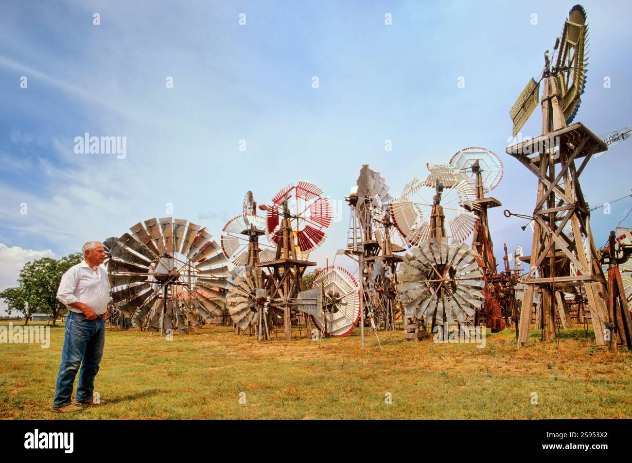 Bill Dalley, propriétaire, au Dalley Windmill Museum, collection de moulins à vent à Portales, Nouveau-Mexique, États-Unis Banque D'Images
