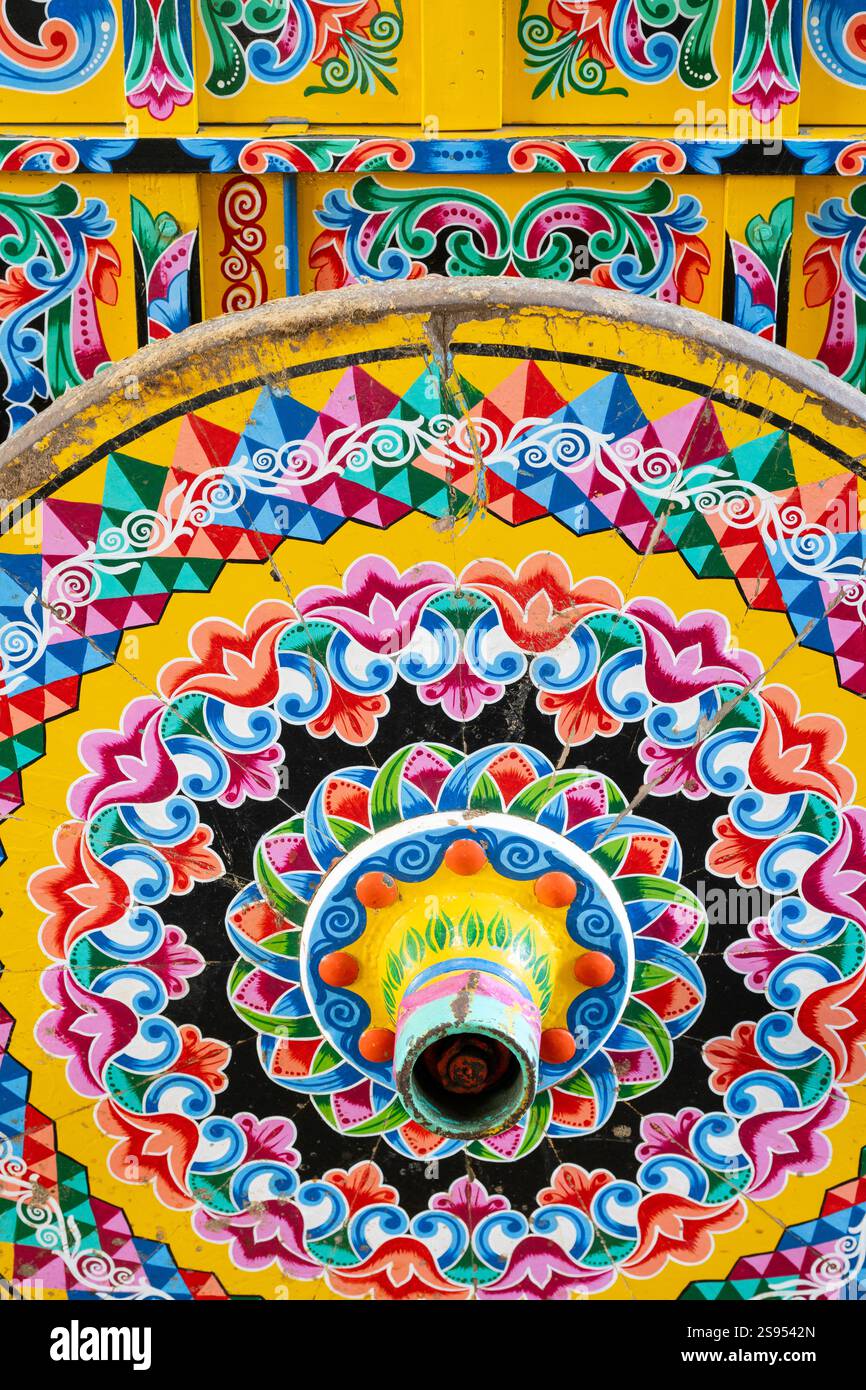 Costa Rica. Oxcart traditionnel vintage coloré peint, détail de roue. Banque D'Images