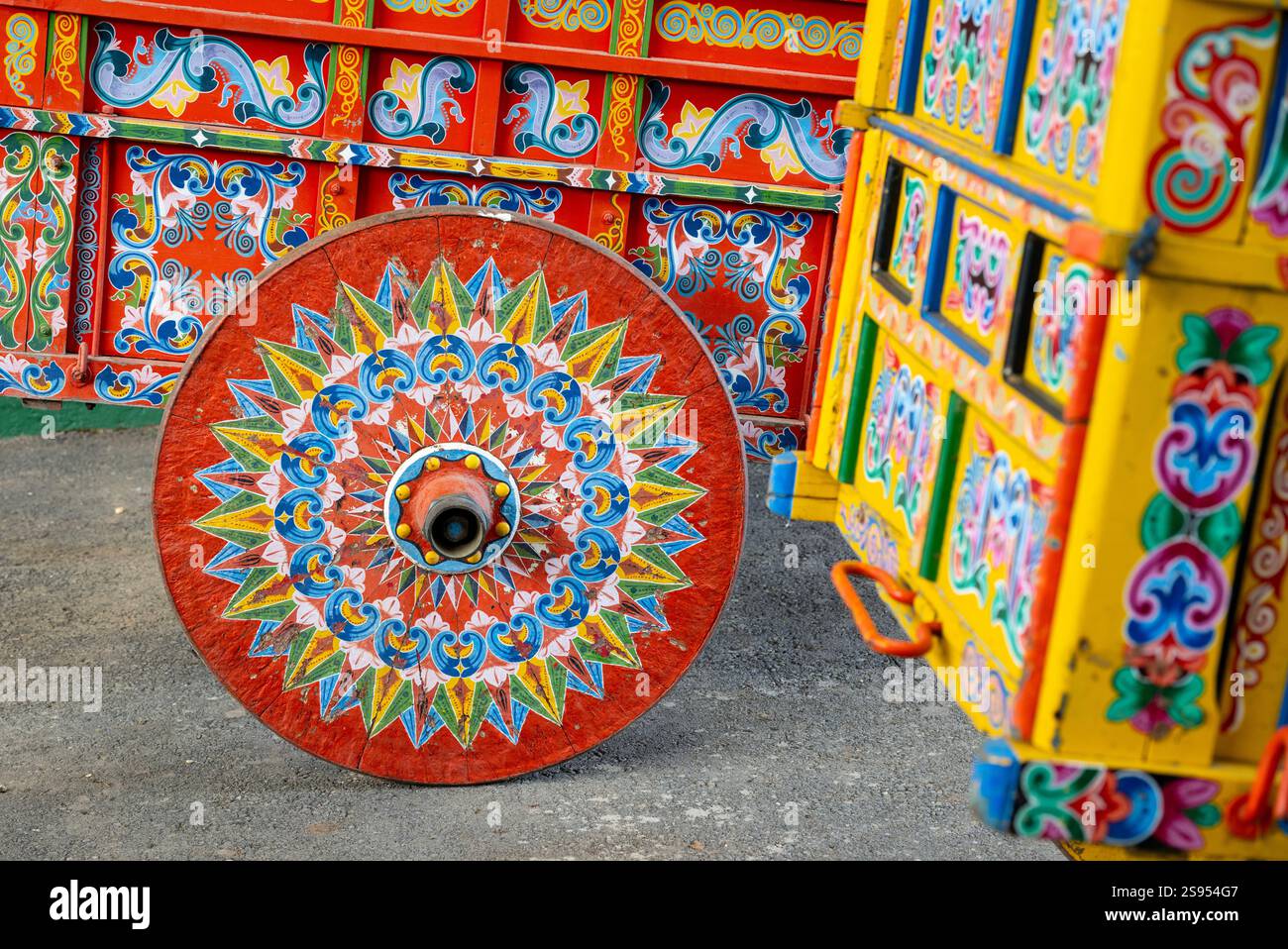 Costa Rica. Oxcart traditionnel vintage coloré peint. Banque D'Images