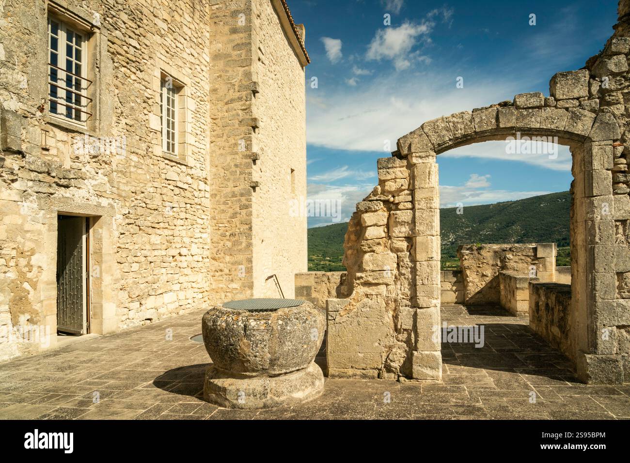 Château du village de Lacoste construit au XIe siècle appartenant au ...