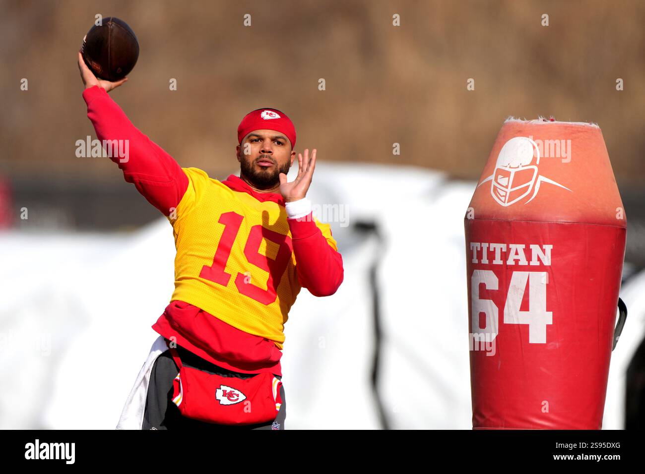 Kansas City Chiefs quarterback Chris Oladokun throws during the team's NFL football practice Friday, Jan. 24, 2025, in Kansas City, Mo. (AP Photo/Charlie Riedel) Banque D'Images