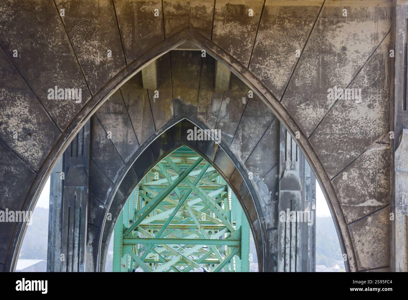 États-Unis, Oregon, Newport et le dessous du pont de Newport. Banque D'Images