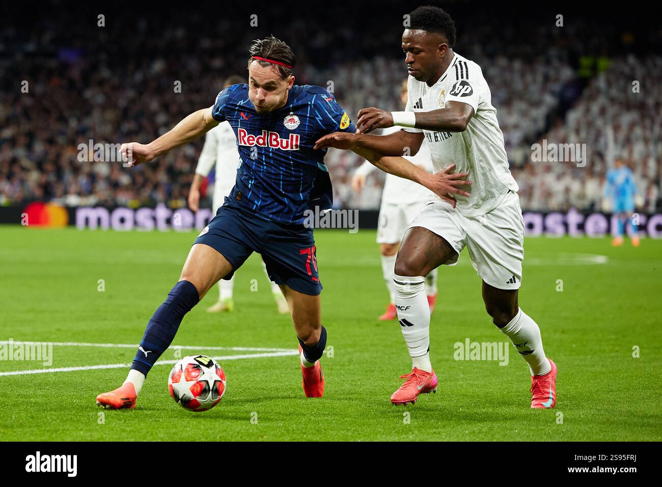 MADRID, ESPAGNE - 22 JANVIER : Vinicius Junior du Real Madrid concourt pour le ballon avec Amar Dedic du FC Salzbourg lors de l'UEFA Champions League 2024/ Banque D'Images MADRID, ESPAGNE - 22 JANVIER : Vinicius Junior du Real Madrid concourt pour le ballon avec Amar Dedic du FC Salzbourg lors de l'UEFA Champions League 2024/ Banque D'Images