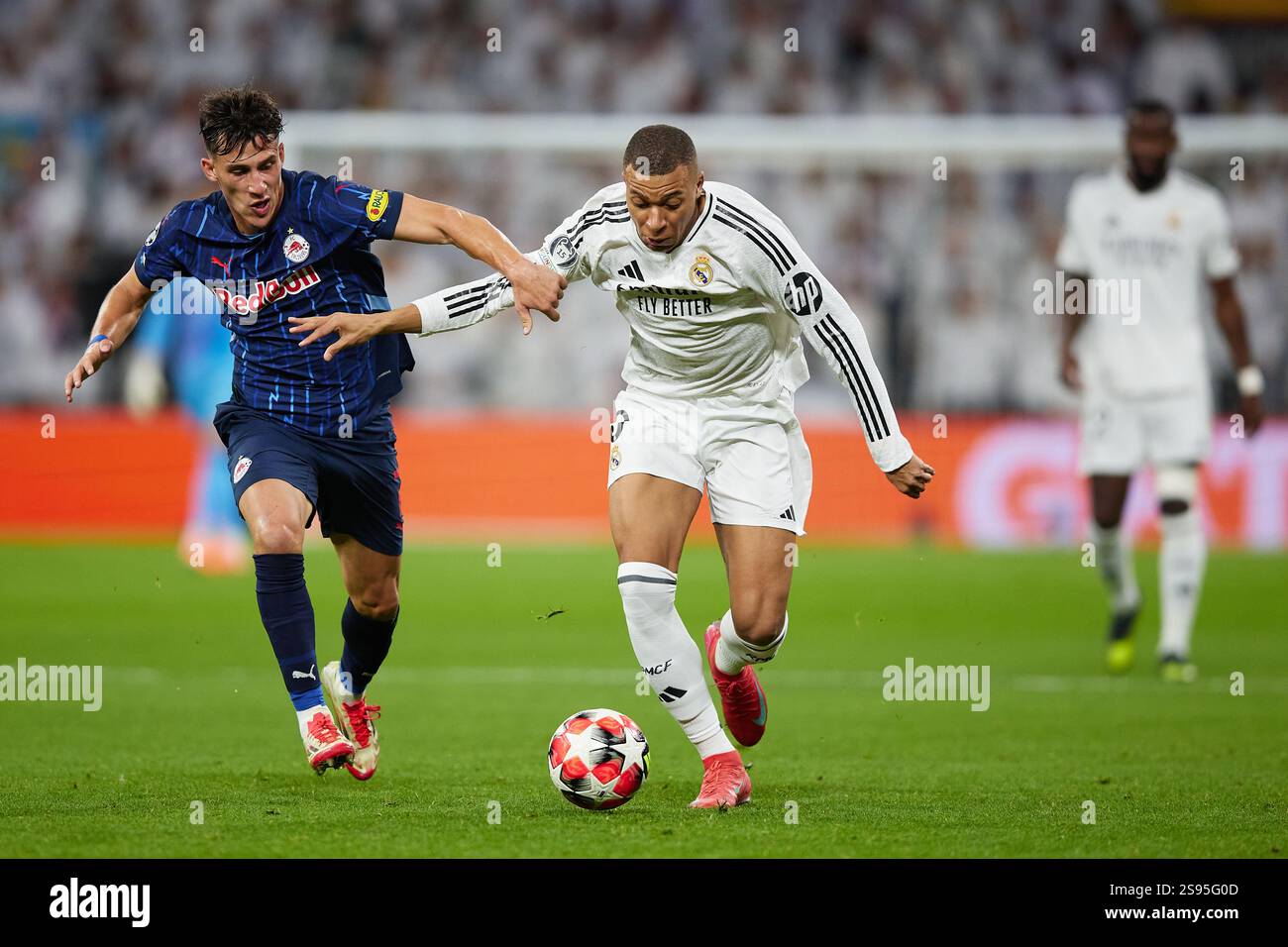 MADRID, ESPAGNE - 22 JANVIER : Nicolas Capaldo du FC Salzbourg concourt pour le ballon avec Kylian Mbappe du Real Madrid lors de la Ligue des champions 20 de l'UEFA Banque D'Images MADRID, ESPAGNE - 22 JANVIER : Nicolas Capaldo du FC Salzbourg concourt pour le ballon avec Kylian Mbappe du Real Madrid lors de la Ligue des champions 20 de l'UEFA Banque D'Images