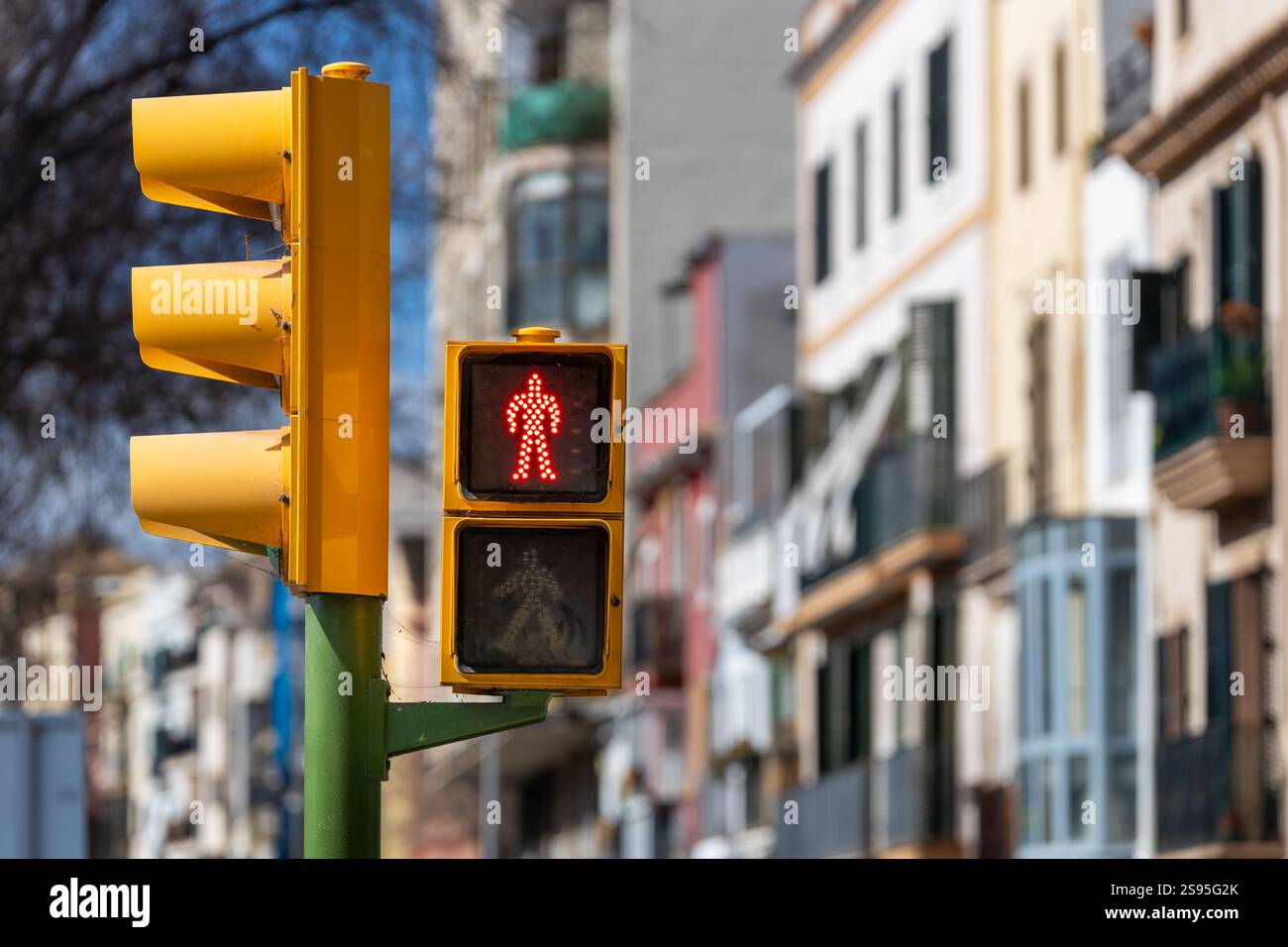 Le feu de circulation piétonnier est rouge dans le quartier Santa Catalina dans la ville de Palma, Majorque, Majorque, Îles Baléares, Espagne, Europe Banque D'Images