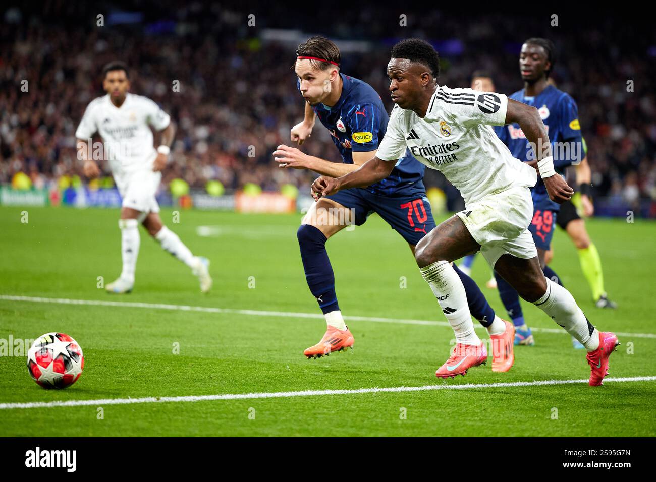 MADRID, ESPAGNE - 22 JANVIER : Vinicius Junior du Real Madrid concourt pour le ballon avec Amar Dedic du FC Salzbourg lors de l'UEFA Champions League 2024/ Banque D'Images MADRID, ESPAGNE - 22 JANVIER : Vinicius Junior du Real Madrid concourt pour le ballon avec Amar Dedic du FC Salzbourg lors de l'UEFA Champions League 2024/ Banque D'Images