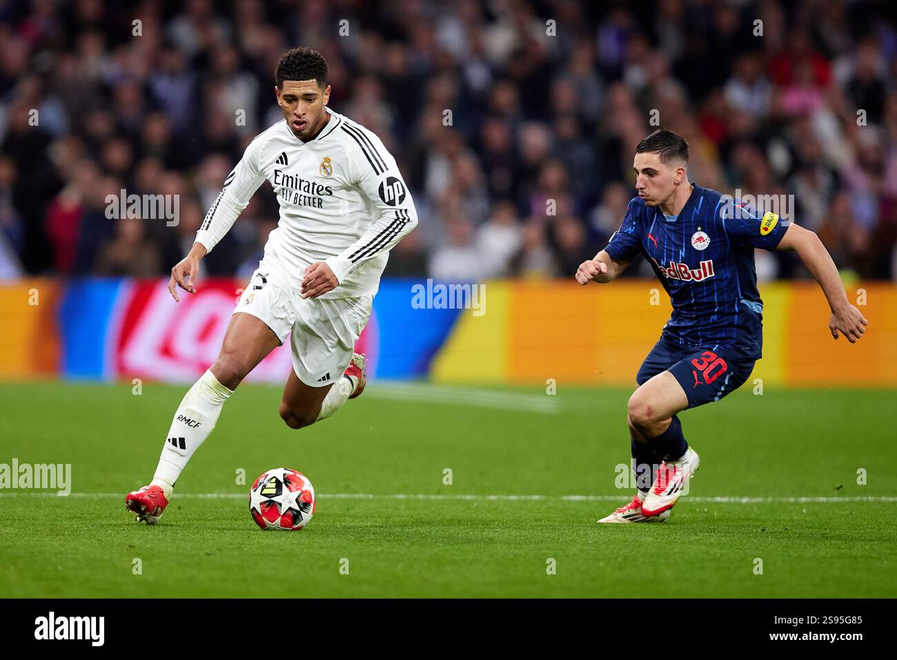 MADRID, ESPAGNE - 22 JANVIER : Jude Bellingham du Real Madrid court avec le ballon sous la pression d'Oscar Gloukh du FC Salzbourg pendant le championnat de l'UEFA Banque D'Images MADRID, ESPAGNE - 22 JANVIER : Jude Bellingham du Real Madrid court avec le ballon sous la pression d'Oscar Gloukh du FC Salzbourg pendant le championnat de l'UEFA Banque D'Images